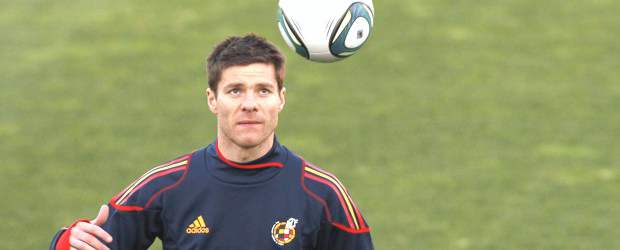 Madrid acoge a la Selección Colombia | Juan Medina, Reuters-Madrid, España | La selección española se concentró ayer para comenzar a preparar el primer partido de 2011 ante Colombia, con la baja de Cesc Fábregas por gastroenteritis. Xabi Alonso es una de las figuras.