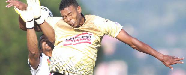 Ni tan clásico resultó duelo en Ditaires | Róbinson Sáenz | Esta es la acción entre el atacante Lionard Pajoy y el arquero Carlos Barahona que terminó en el empate 1-1 de Itagüí y Envigado en el estadio de Ditaires. Observa Camilo Pérez. Ahora las águilas doradas esperan que prospere su demanda contra el Medellín para recuperar terreno.