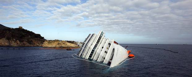 Los buzos recuperaron este lunes los cadáveres de dos mujeres de la zona donde estaba el café internet de la nave. Las víctimas ya ascienden a 15. | Reuters | Los buzos recuperaron este lunes los cadáveres de dos mujeres de la zona donde estaba el café internet de la nave. Las víctimas ya ascienden a 15.