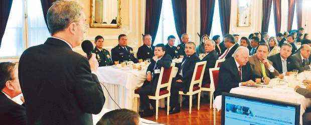 Bancada uribista define tareas | Felipe Ariza, Sp-bogotá | Los congresistas de la bancada del Gobierno escucharon muy atentos al presidente Álvaro Uribe, durante el desayuno de trabajo para hablar sobre los proyectos legislativos que abordarán estos últimos días de la actual legislatura.