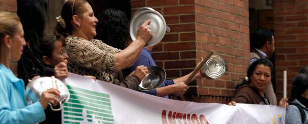 Usuarios hicieron cacerolazo en Bogotá por derecho a la salud | Colprensa | Este miércoles en diferentes partes del país asociaciones de pacientes reclamaron, en lo que llamaron un cacerolazo, la protección de sus derechos.