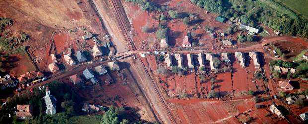 Se aceleran trabajos de limpieza de lodo tóxico en Hungría | Reuters | La inundación tóxica ha arrasado 40 kilómetros cuadrados en el suroeste de Hungría.