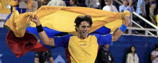 Tocan las puertas de la gloria | Mariana Bazo, Reuters, Guadalajara-méxico | Robert Farah celebró como un niño la conquista del oro tanto en sencillos como en dobles. Se tiró al piso, brincó, dio una vuelta olímpica y se aferró a la bandera nacional. No era para menos.