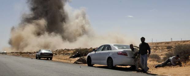 Tropas leales a Gadafi continúan ofensiva en Libia | AP. Las fuerzas a favor de Gadafi no cesan ataques en el sector de Ras Lanuf.