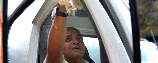 "Gury" salió de las calles y ahora es todo un caballero | Manuel Saldarriaga | "Gury" decidió cambiar su vida de indigente por la de una persona que sueña con superarse, tener su casa y terminar sus estudios. Su experiencia en las calles le enseñó a valorar todos los detalles de la vida.