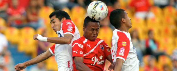 El triunfo rojo mantiene viva la ilusión | Manuel Saldarriaga | En esta acción ante Hugo Acosta y Francisco Mesa, Jaime Castrillón bajó el balón para conseguir el gol que le permitió al Medellín el triunfo 73 sobre Santa Fe (que tiene 69 victorias en 192 duelos). El DIM sigue en camino.