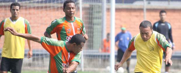 Envigado defenderá su puesto entre los 8 | Róbinson Sáenz | El lateral Farid Díaz sale a la marca de Mauricio González. Observan Fredy Hurtado y Diego Toro. Los suplentes elegidos por Pedro Sarmiento son Andrés Saldarriaga, Éder Munive, Juan F. Quintero, Carlos Álvarez y Alexánder Mosquera.