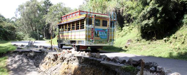 Habitantes del corregimiento de Palmitas piden más atención | Julio César Herrera | Los habitantes comentaron que es deplorable el estado en que se encuentra la antigua vía al mar, una de las vías de acceso al corregimiento.