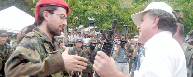 Uribe admitió engaño en desmovilización | Archivo | El excomisionado de Paz, Luis Carlos Restrepo, aseguró que en varias ocasiones ha solicitado al Gobierno Nacional los documentos sobre la desmovilización del frente Cacica La Gaitana de las Farc el 6 de marzo de 2006, pero que se los han negado con el argumento de que estos tienen una reserva por 40 años.
