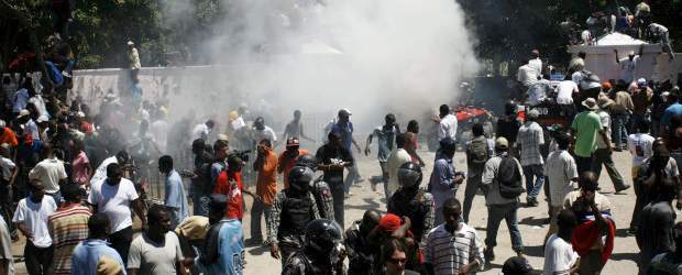 Violenta jornada electoral en Haití | Reuters | Dos personas murieron a causa de disparos durante la jornada de elecciones para elegir presidente, a siete de los treinta senadores y a 79 de los 99 diputados.