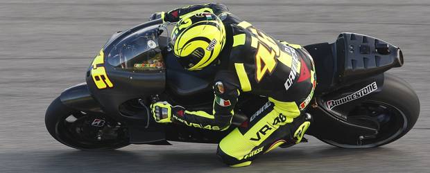 El piloto italiano Valentino Rossi rodó este martes por primera vez con la Ducati que pilotará en 2011 en el campeonato del Mundo de MotoG. | Reuters | El piloto italiano Valentino Rossi rodó este martes por primera vez con la Ducati que pilotará en 2011 en el campeonato del Mundo de MotoG.