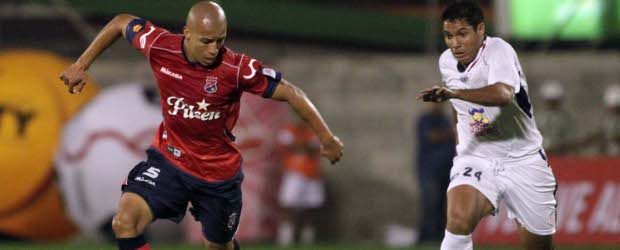 Arzuaga firmará por año y medio con el DIM | Manuel Saldarriaga | Martín Arzuaga (der.) jugó el semestre anterior en el Atlético Junior de Barranquilla.