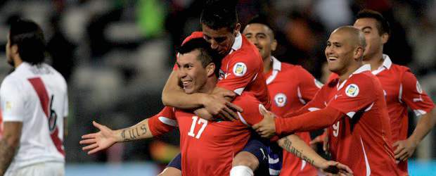 Chile toma aire y golea a Perú en un intenso encuentro | Reuters | Chile se olvidó de la derrota en la primera jornada ante Argentina y este martes derrotó a Perú con autoridad.