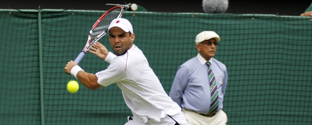 El tenista colombiano Alejandro Falla cayó ante el defensor del título de Wimbledon, Roger Federer. | AP | El tenista colombiano Alejandro Falla cayó ante el defensor del título de Wimbledon, Roger Federer.