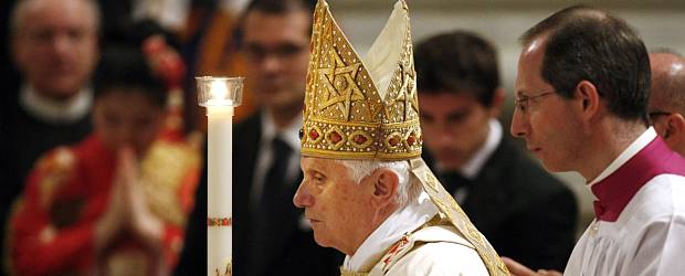 Papa Bendicto XVI encendió el cirio pascual | AP | El Papa Benedicto encabezó la procesión de la celebración de la luz, símbolo de Cristo.