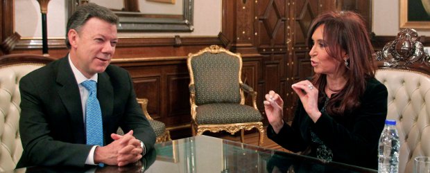 Santos llegó a Argentina para reunirse con Fernández y Kirchner | Reuters | El presidente electo de Colombia, Juan Manuel Santos, dialoga con la mandataria argentina, Cristina Fernández.