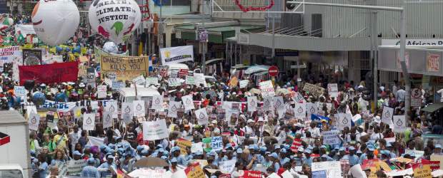ONU prevé que países logren acuerdo climático | Reuters | varios miles de activistas, mujeres aldeanas de Sudáfrica y sindicalistas marcharon Durbán en lo que llamaron "un día mundial de protestas".