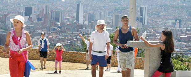 El nuevo Volador conquistó ayer muchos corazones | Juan Antonio Sánchez | La vista de la ciudad, de 360 grados, es uno de los grandes atractivos del Cerro El Volador que ayer dejó ver una cara renovada gracias a las obras de adecuación en las que se invirtieron 8.900 millones de pesos. Hay sillas, bebederos, un edificio administrativo y plazoleta.