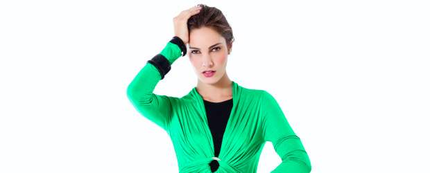 El must que nos faltaba | | Elaborado en 100% viscosa, esta pieza resulta fresca y versátil. Por ejemplo, en esta imagen envuelve el cuerpo, crea la cintura y por la suavidad de la tela no produce volumen.