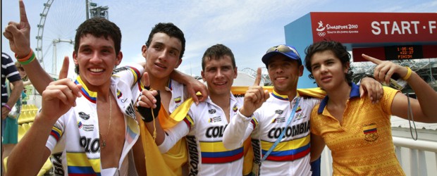 Celebración con cinco días de retraso | Cortesía | David Oquendo, Brayan Ramírez, Jonathan Botero, el técnico Héctor Pérez y la mujer del equipo, Jéssica Legarda, celebran el oro logrado en el ciclismo de los Juegos Olímpicos de la Juventud. En la prueba del domingo, la ruta de varones, todo salió como estaba planeado. Es el segundo oro nacional en Singapur.