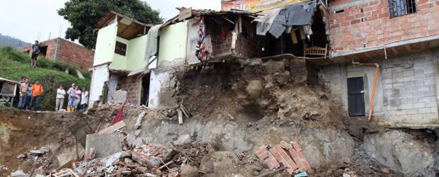 Fuerte lluvia causó inundación en siete sectores de Bello | Manuel Saldarriaga | Las fuertes lluvias y las inundaciones afectaron la estructura de 39 viviendas.