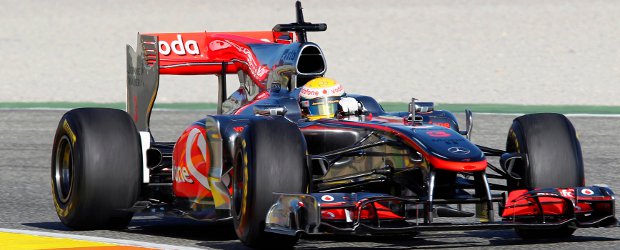 Hamilton, Kubica y Pérez se unieron a los entrenamientos en Valencia | Reuters | Hamilton, que fue de los que más tarde se incorporó a la pista con el McLaren de 2010, se situó segundo en su primer intento de marcar un buen registro (1:14.701).