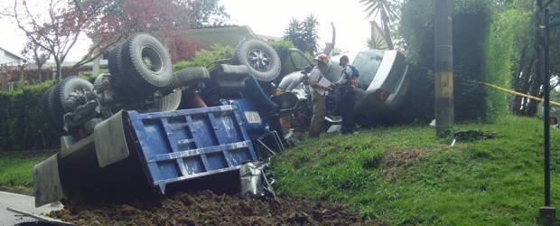 Un niño y un adulto murieron en accidente de tránsito en El Poblado | Nelson Matta | El accidente ocurrió, al parecer, por fallas mecánicas en la volqueta.