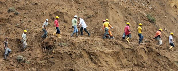 Siguen tareas en Giraldo: hallado un tercer cuerpo | Hernán Vanegas, enviado especial | Los mineros de varios municipios, entre ellos los del municipio de Buriticá, se unieron a la tareas de búsqueda de las víctimas.