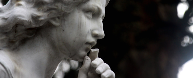 Visible deterioro en Cementerio San Pedro | Henry Agudelo | Son deterioros como éste los que más duelen, pues no vienen de la acumulación de años sino del vandalismo de algunos visitantes, que en vez de llorar y recordar a sus muertos en paz se dedican a ultrajar los bienes del cementerio. Contra ellos es que hay que luchar.