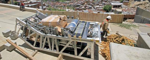 Comuna 13 ya ve el acero de las escaleras | Esteban Vanegas | Todo indica que en unos pocos meses, a mediados de diciembre, ya los habitantes de un amplio sector de la comuna 13 llegarán a sus casas por escaleras eléctricas y no por empinados escalones de cemento. Ya se ve el acero subir. La comunidad ha recibido capacitación para el uso de las mismas.