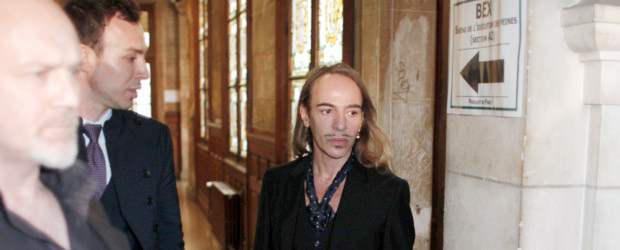 Galliano no recuerda los insultos racistas | AP | Así lo afirmó el diseñador británico, quien agregó que está en rehabilitación por su adicción al alcohol, los barbitúricos y los somníferos.