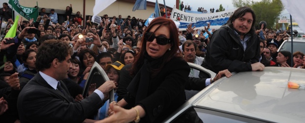 Cristina es ahora favorita para las presidenciales | Reuters - Rio Gallegos, Argentina | La presidenta de Argentina, Cristina Fernández, se mantuvo siempre cerca del féretro de su marido Néstor Kirchner que fue enterrado el viernes.