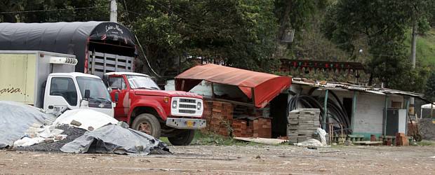 Más respuestas de la Secretaría de Gobierno | Julio César Herrera | Esta fotografía fue tomada el jueves pasado. Todavía permanecían dos vehículos parqueados en predios de La Báscula.