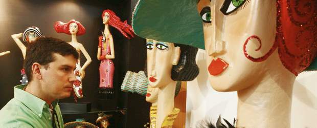 De brazos abiertos a los artesanos | Edwin Bustamante | Pablo Villegas hace muñecas decorativas en papel maché. Estos son algunos de los productos que pueden encontrarse en Expoartesano en Plaza Mayor, hasta el domingo.