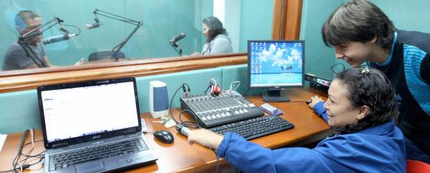 Zona y Esquina, para encontrarse en la radio | Juan Antonio Sánchez | En la imagen se observan las recién inauguradas instalaciones de Zona Radio, una de las dos emisoras comunitarias que salieron al aire el mes pasado, con licencia y todo un proyecto estructurado. Su idea, es llevar a la gente un producto de calidad.