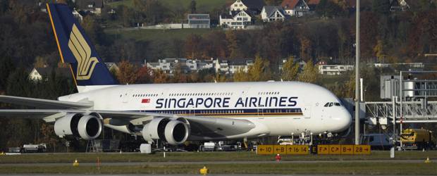 A380 en tierra por fugas de aceite | AP | La empresa Singapore Airlines retiró este miércoles de servicio sus aviones superjumbo A380, luego que los sometió a pruebas y descubrió manchas de aceite en tres motores Rolls-Royce.