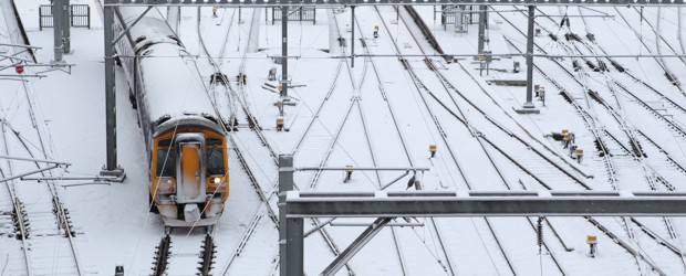 Ola de frío en Europa retrasa vuelos y afecta carreteras y vías férreas | Reuters | Las vías férreas de Edimburgo, Escocia, están afectadas por las nevadas.