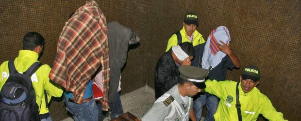 Así mata y corrompe la banda "los Paisas" | Esteban Vanegas | La audiencia de legalización de captura y de imputación de cargos contra los implicados comenzó el pasado 4 de agosto en el palacio de Justicia de Medellín. Según la Fiscalía , los policías y militares implicados negocian un preacuerdo para aceptar los cargos y buscar una rebaja de penas.
