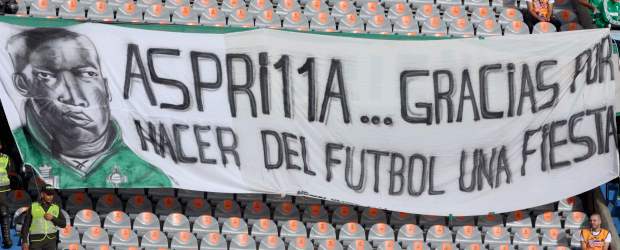 Julio Comesaña no debe ser el asistente: Asprilla | Jaime Pérez | Arriba aparece el trapo ganador (de Prado Verde) sobre el Tino Asprilla, quien abajo hace las veces de jurado del concurso de sus cabriolas como jugador.