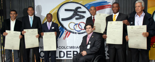 Coldeportes rindió homenaje a viejas glorias del fútbol | Colprensa | Este martes, 12 de octubre, se realizó un homenaje a algunos ex futbolistas en Coldeportes Bogotá. En la foto el grupo de homenajeados con el Director de Coldeportes, Jairo Clopatofsky.