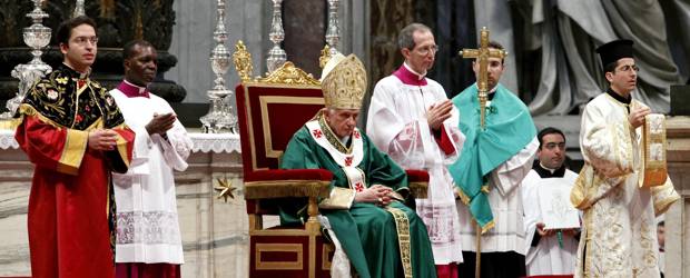 Papa dijo que la paz es posible y urgente en Medio Oriente | Reuters | Benedicto XIV ofició este domingo una misa en la Plaza de San Pedro para realzar la clausura del sínodo de obispos del Medio Oriente.