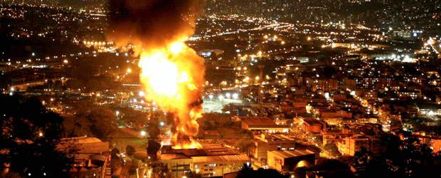 Drama y pánico en Sabaneta | Juan Fernando Cano | El incendio, originado en una fábrica de pinturas de la zona industrial en el sur de Sabaneta, se observó desde sectores distantes del Valle de Aburrá. La altura de las llamas y las explosiones causaron pánico entre los habitantes de los alrededores.