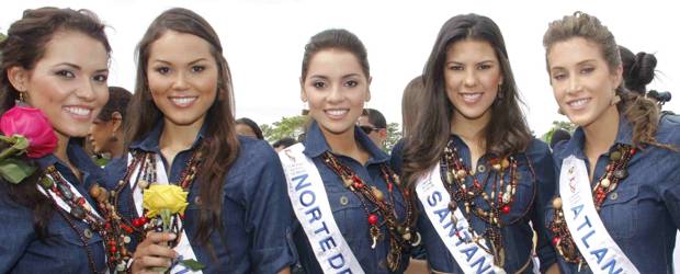 La lluvia no impidió la alegría y frescura de las candidatas nacionales durante su visita a la Sociedad Portuaria de Cartagena | Colprensa | La lluvia no impidió la alegría y frescura de las candidatas nacionales durante su visita a la Sociedad Portuaria de Cartagena.