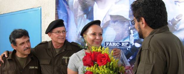 Caso Córdoba, lento en la CSJ | Archivo | En 2007 la entonces senadora Piedad Córdoba viajó a Venezuela para coordinar con el presidente de ese país, Hugo Chávez (mediador en esa época), liberaciones de secuestrados en poder de las Farc. En esa oportunidad se conocieron estas fotos de la dirigente política con los guerrilleros alias "Iván Márquez", "Rodrigo Granda" y "José Santrich", que causaron polémica en Colombia.