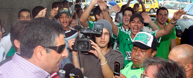 Hinchas verdes se ilusionan con la undécima estrella | Hernán Vanegas | El técnico Santiago Escobar recibió el cariño de los hinchas verdolagas a su llegada al aeropuerto Olaya Herrera.