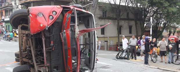 Dos accidentes de tránsito en Medellín dejaron una persona muerta y 16 heridos | Hernán Vanegas | En Manrique 14 pasajeros de una buseta resultaron heridos.