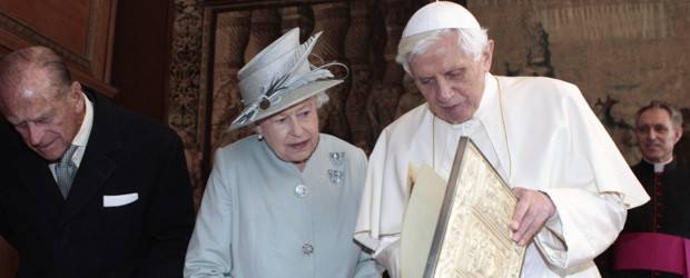 Papa Benedicto admitió que la Iglesia "no ha sido vigilante" en casos de pederastia | Reuters | La Reina Isabel y el Papa Benedicto XVI compartieron regalos durante su conversación en el palacio de de Holyrood House.