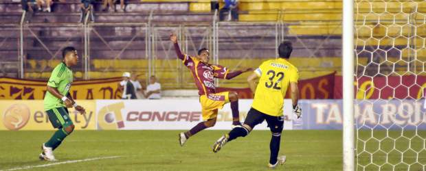 Tolima y el juez generaron desgracia verde | Colprensa, Ibagué | Wílder Medina, atacante antioqueño al servicio del Tolima, marcó uno gol y se despidió en medio de aplausos de la fanaticada. Tendrá que pagar una sanción de tres meses. Lloró al tenerse que despedir del torneo con nueve goles.