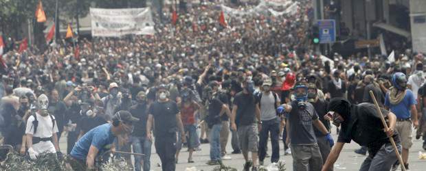 Grecia aprueba plan de ajuste para evitar quiebra del país | AP | Fuertes manifestaciones se registraron este miércoles en Atenas, la capital griega.