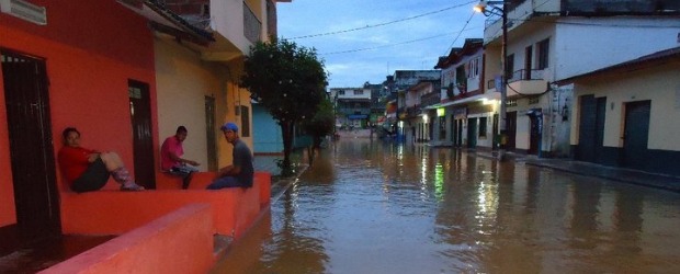 En Puerto Nare asusta primer asomo del río | Cortesía Robinson García, Puerto Nare | Aunque el nivel de la inundación descendió ayer, así se veía una de las calles principales de Puerto Nare, por las crecientes del Magdalena y del Nare, que también afectan al corregimiento La Sierra. El temor de los habitantes es que cuando se agudice el invierno, la situación en la zona urbana empeore.